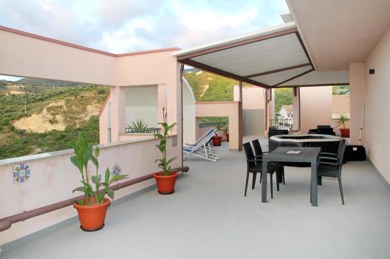Attico Vista Mare Con Terrazza E Spa Riscaldata Santo Stefano di Camastra Ngoại thất bức ảnh