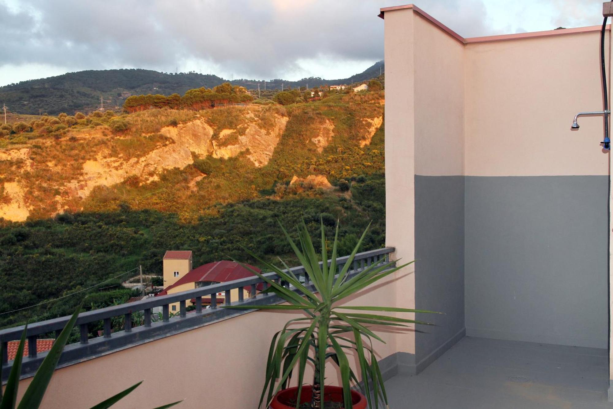 Attico Vista Mare Con Terrazza E Spa Riscaldata Santo Stefano di Camastra Ngoại thất bức ảnh